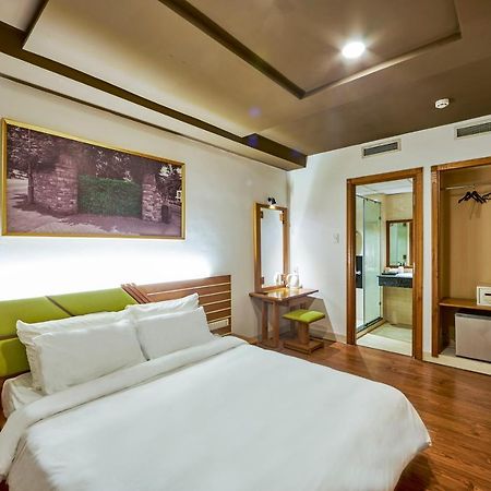 The Noble Swan Hotel Saigon Хошимін Екстер'єр фото